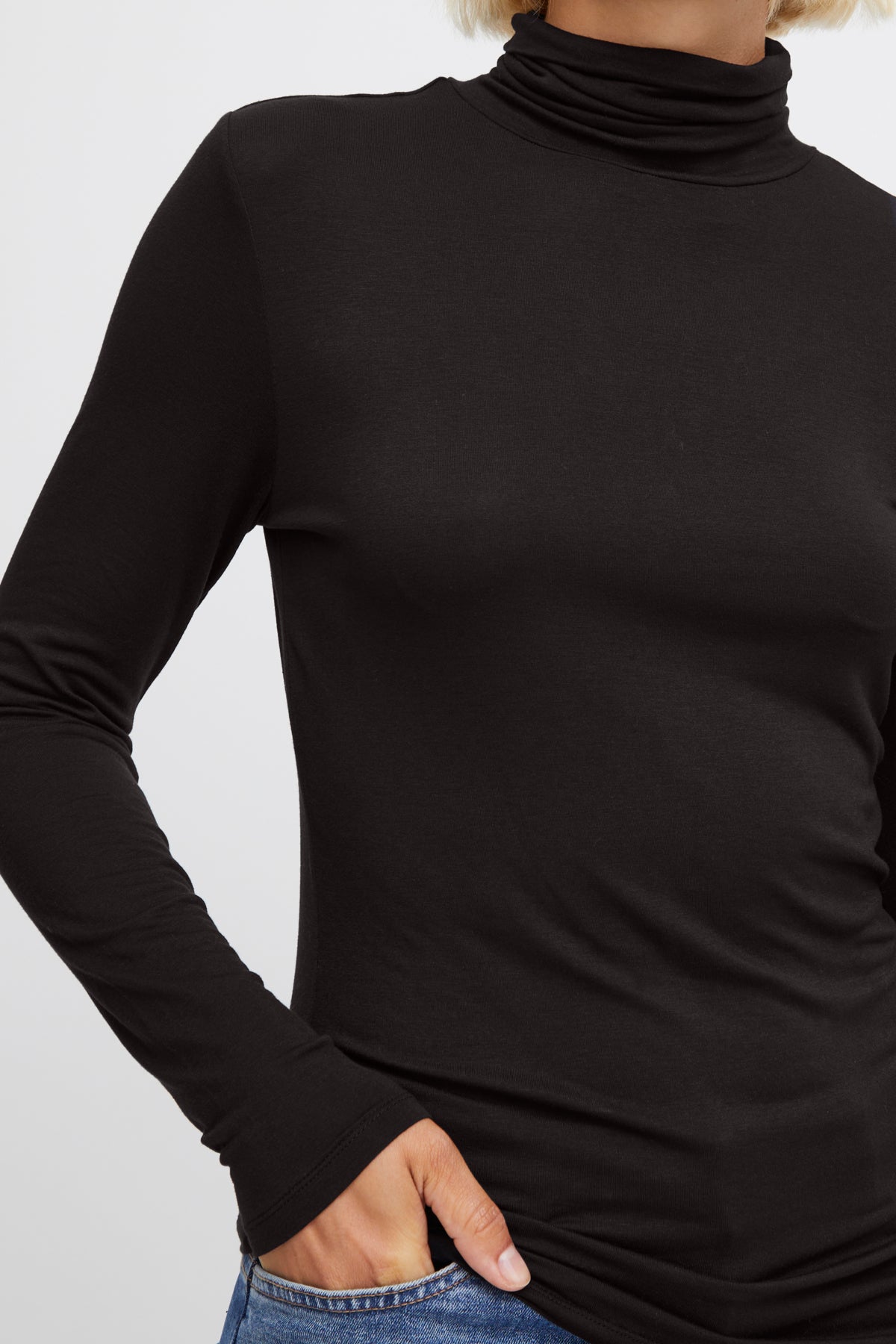 ICHI sweater with black collar
