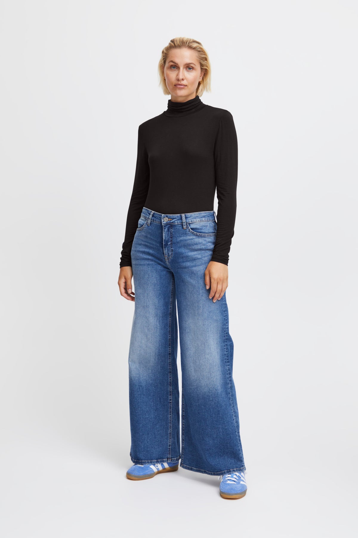 ICHI sweater with black collar